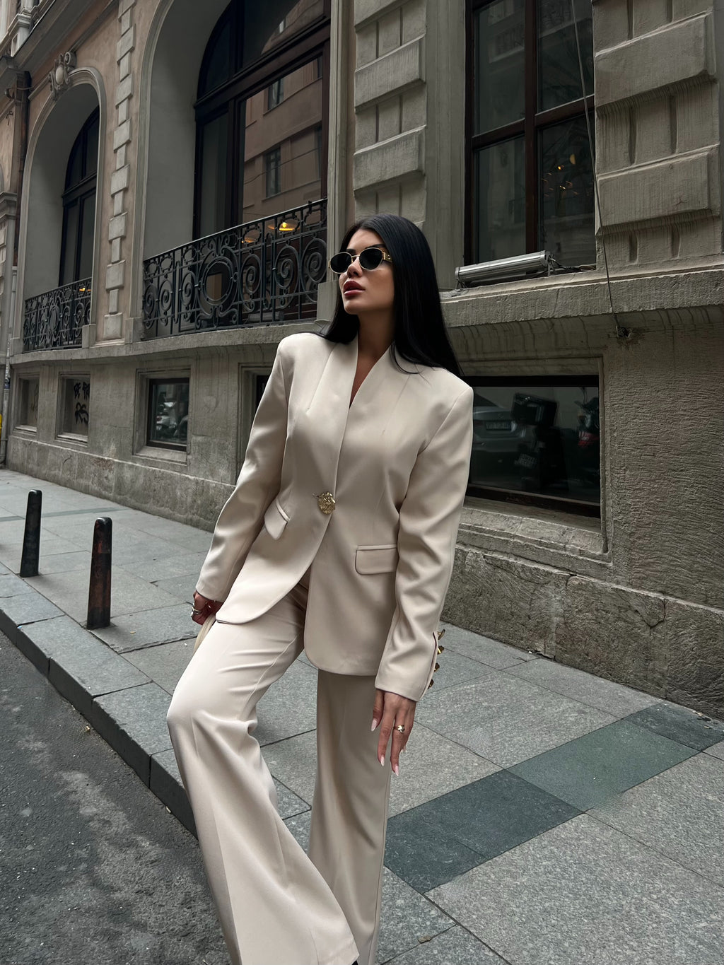 Сако Пантолони Со Златно Копче