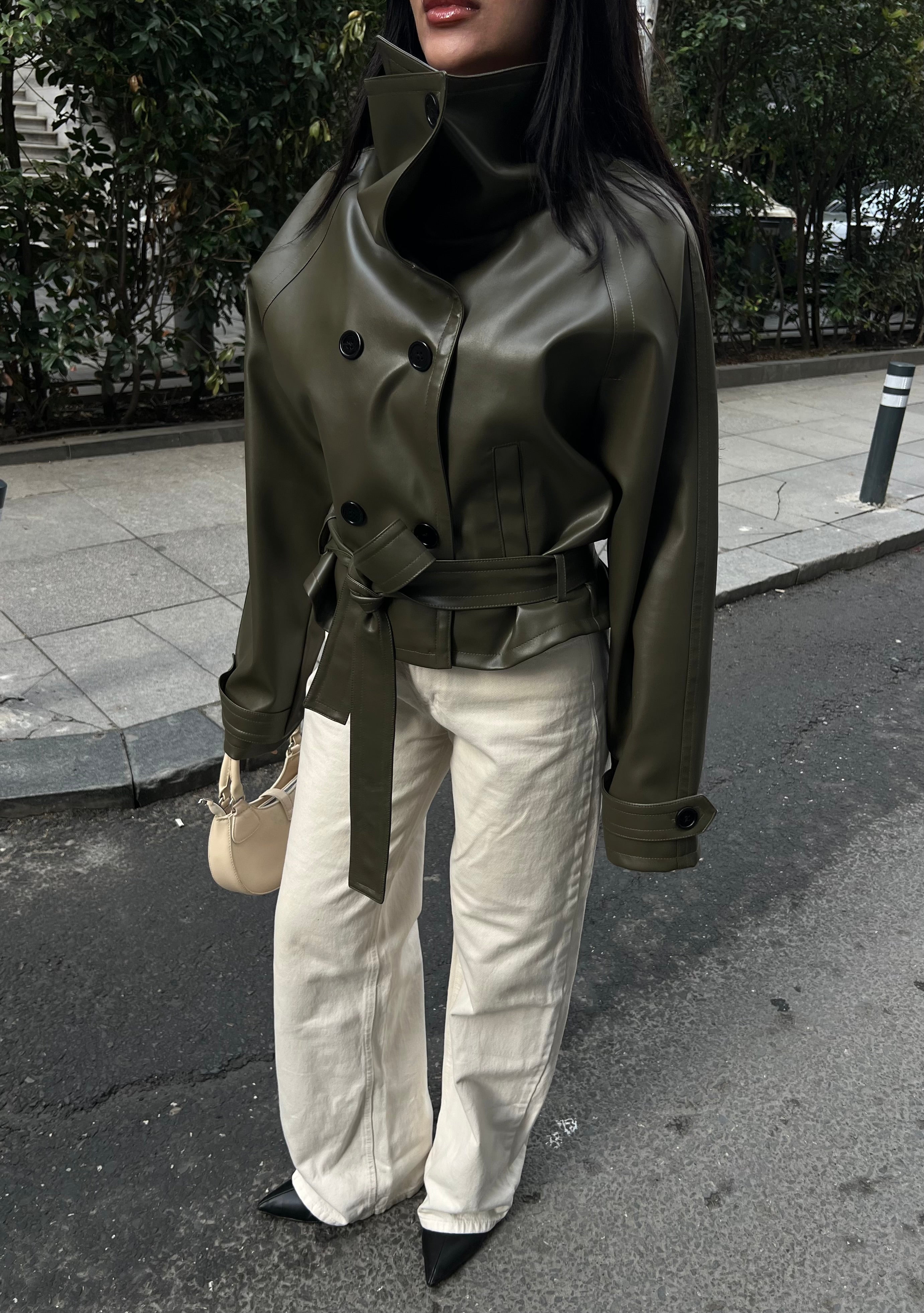 Кожна Јакна Со Копчиња