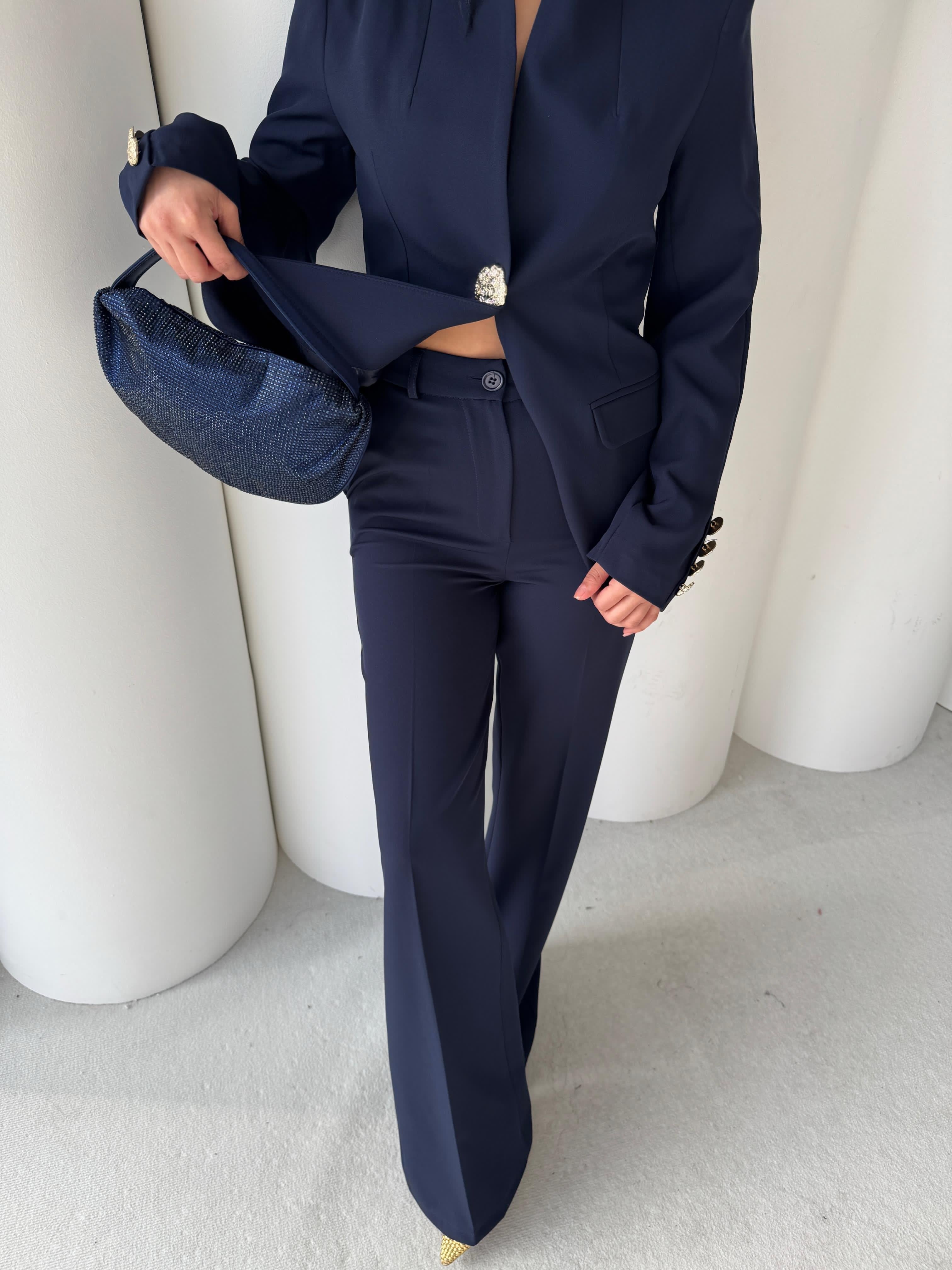 Сако Пантолони Со Златно Копче