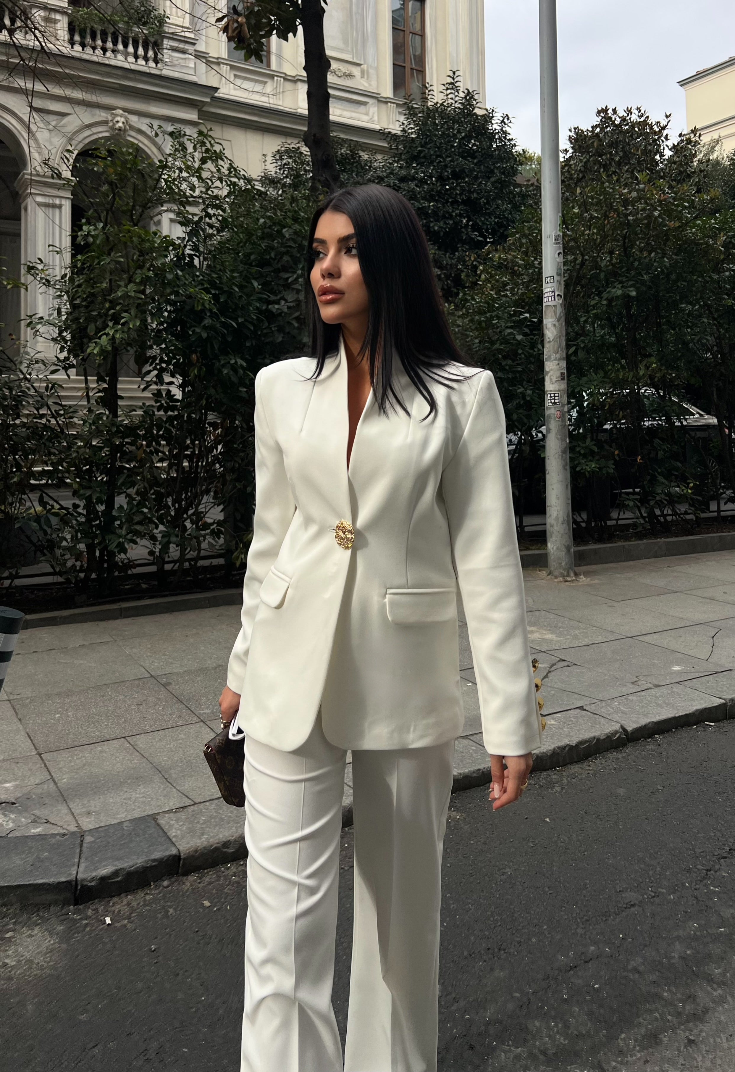 Сако Пантолони Со Златно Копче