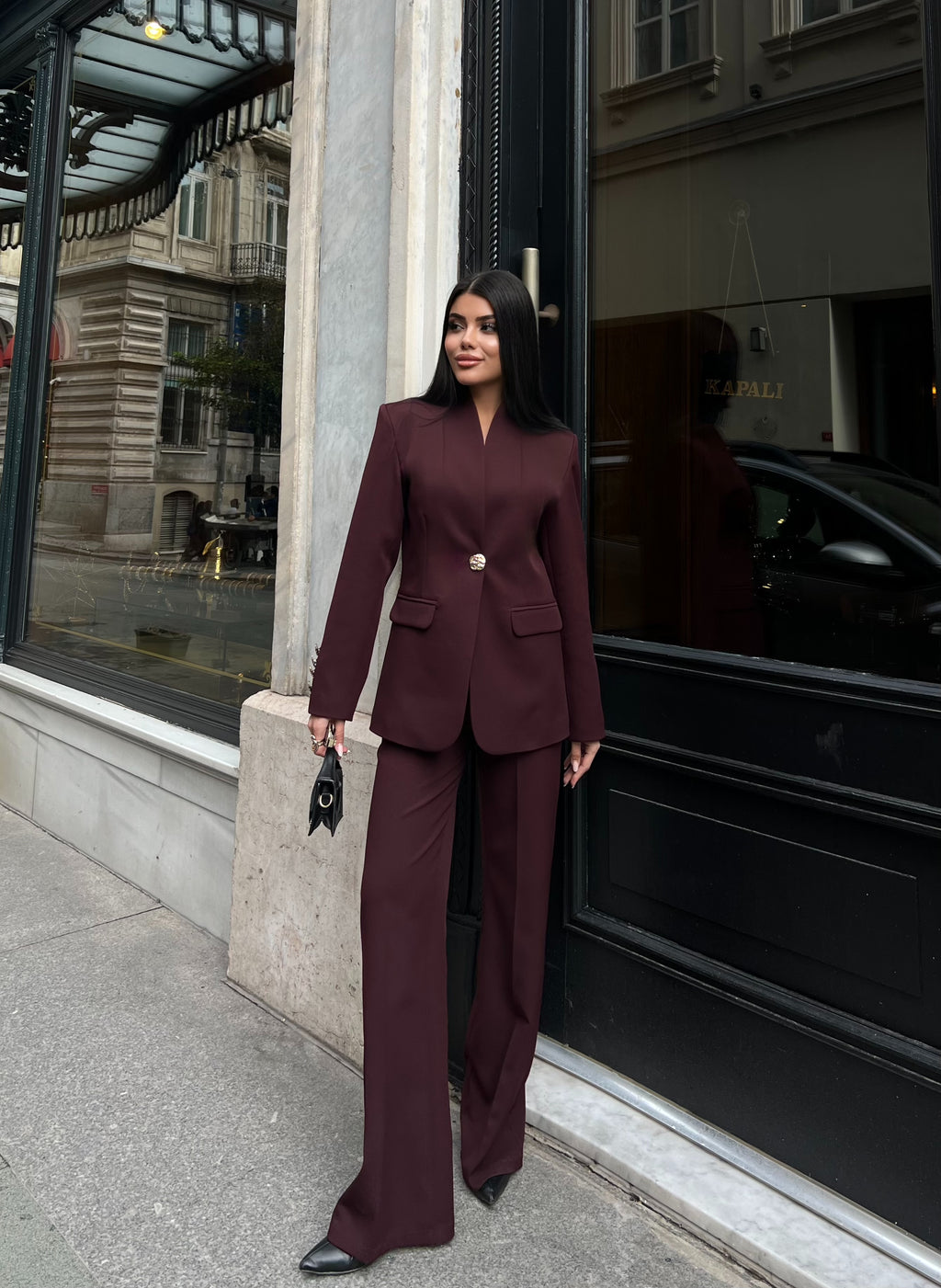 Сако Пантолони Со Златно Копче