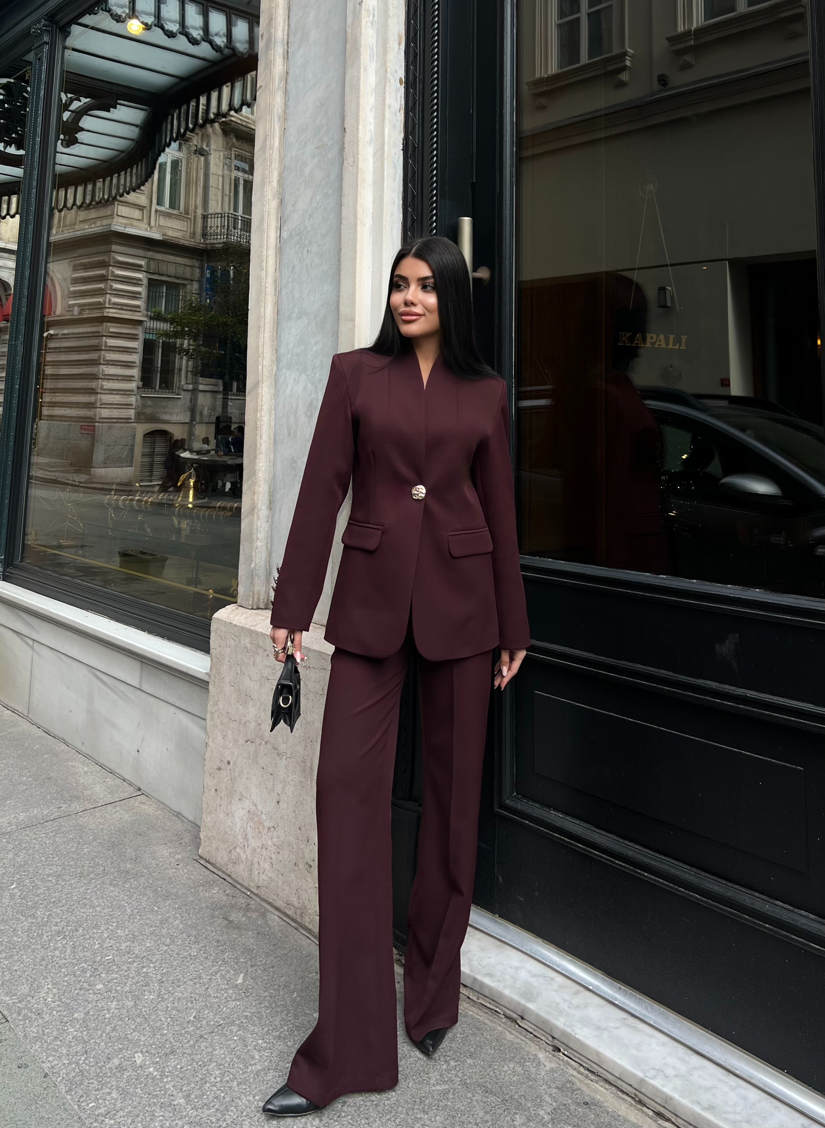 Сако Пантолони Со Златно Копче