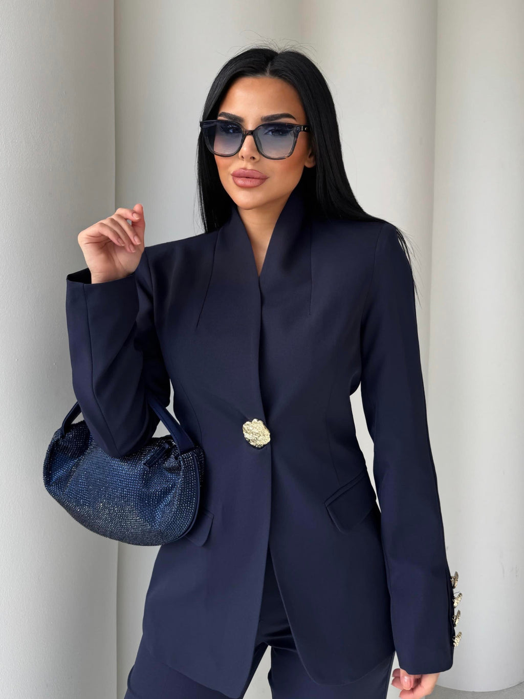 Сако Пантолони Со Златно Копче