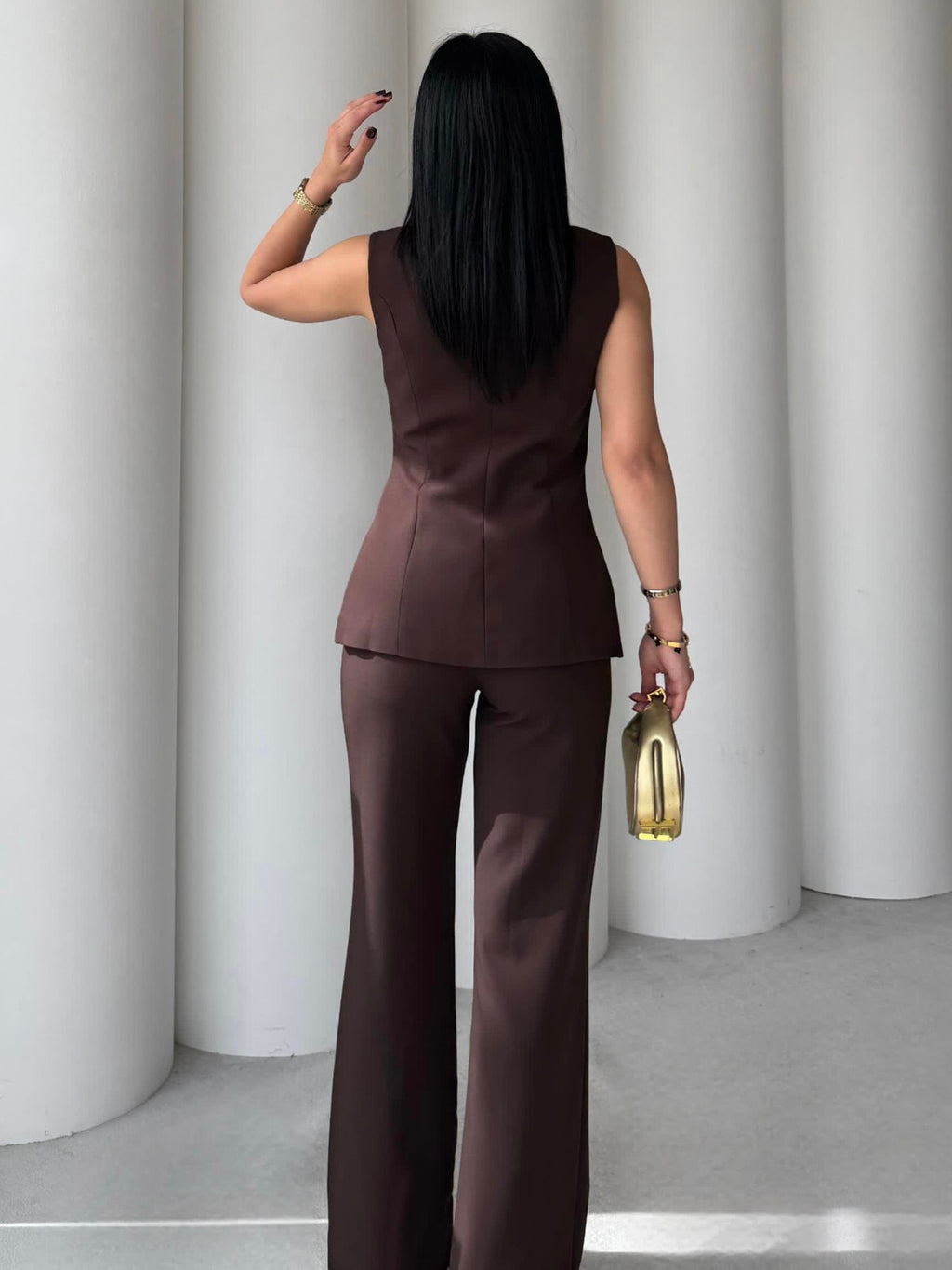 Комплет (елек+пантолони) со златни копчиња