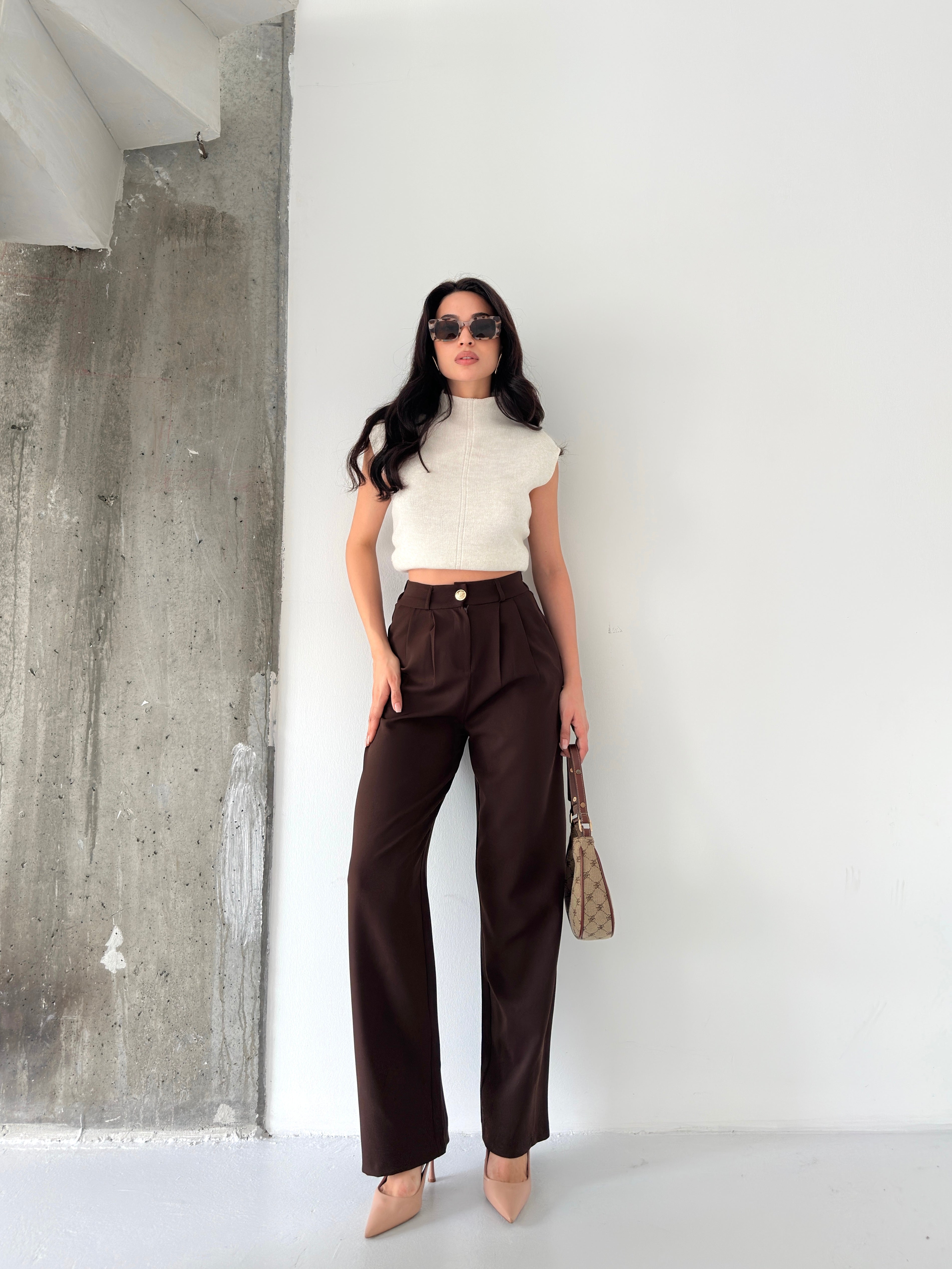 Пантолони Со Златно Копче