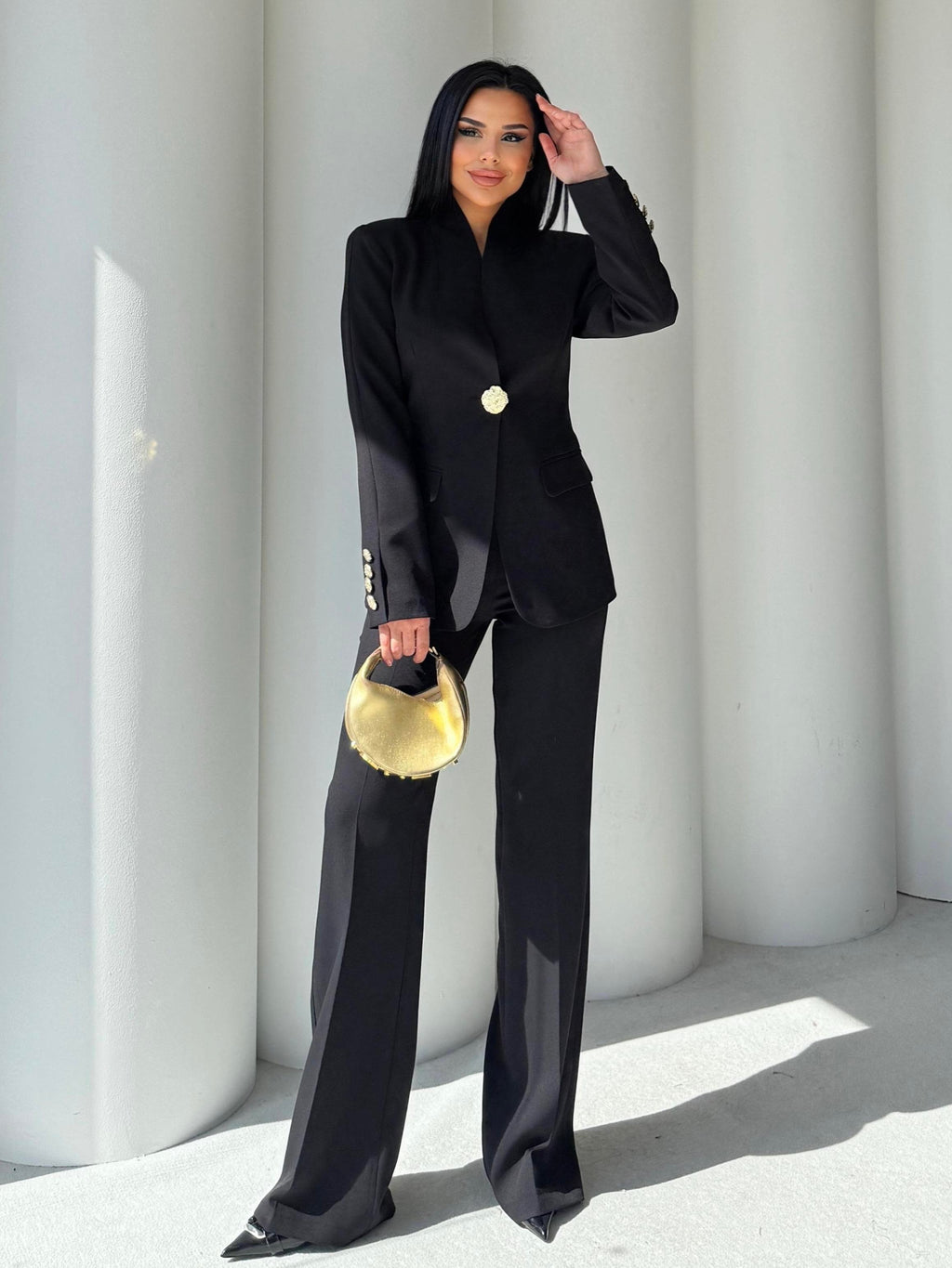 Сако Пантолони Со Златно Копче