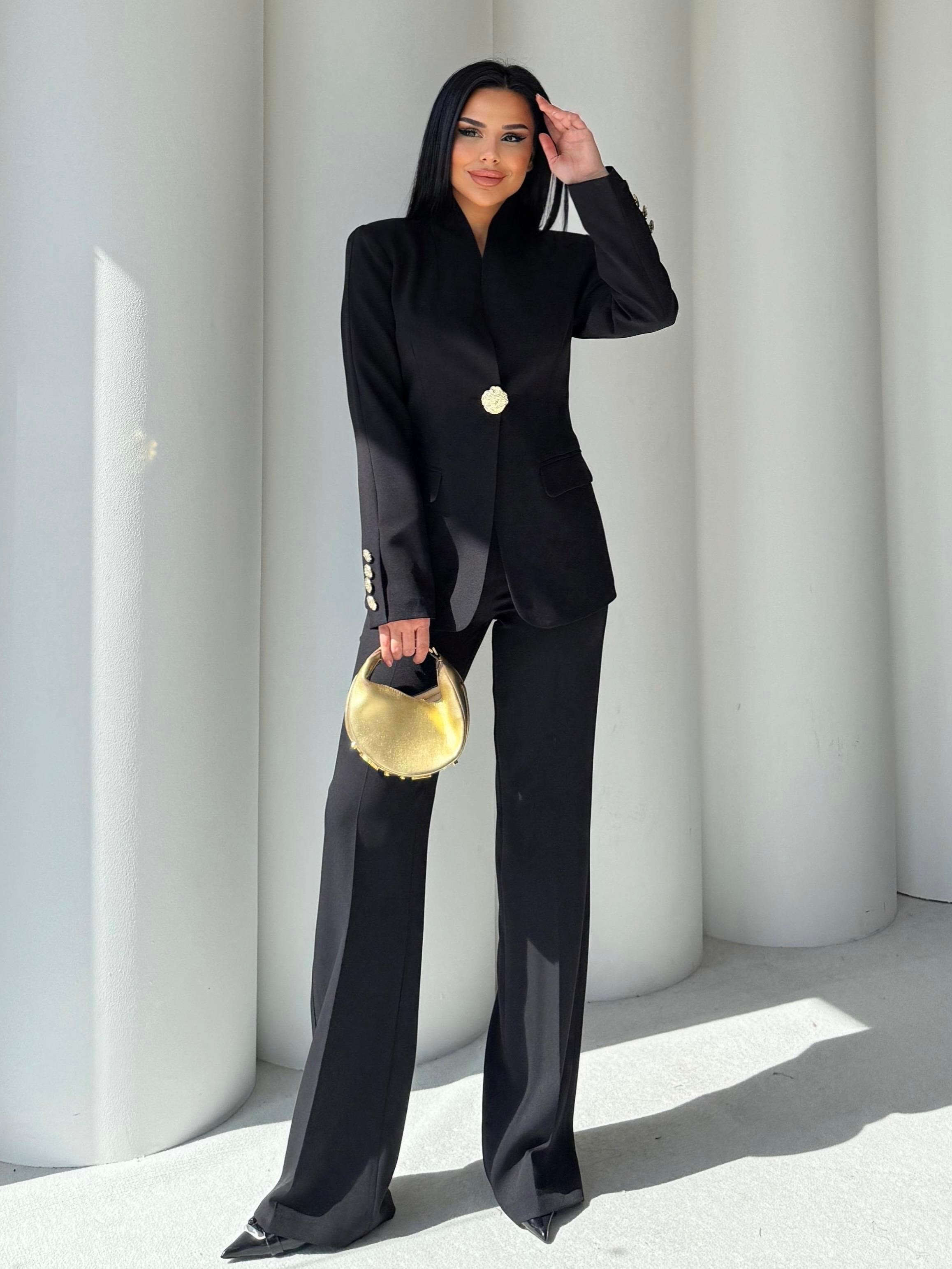 Сако Пантолони Со Златно Копче