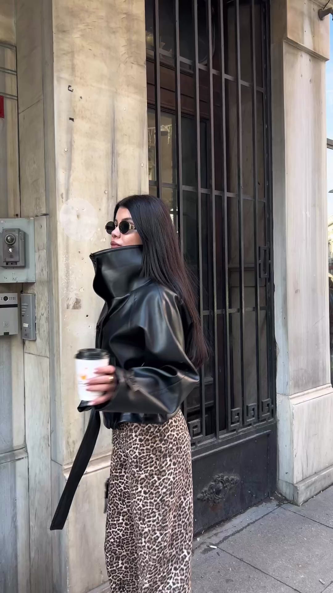 Кожна Јакна Со Копчиња